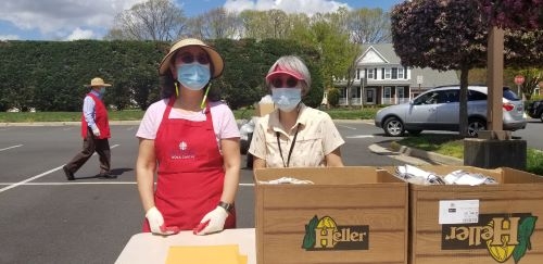 성당 교우가  만들어 기부한  수제 마스크도 전달
