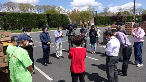 행사 시작 전 본당 신부님의 시작기도. 기도를 통해 신부님은 "자비주일을 맞아 하느님의 자비로운 사랑을 나누고 감사를 되새기는 뜻깊은 행사가 되길 바란다"고 하셨다.