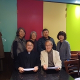 사진은 이사회에 참석한 이사장 배하정 성 정바오로 한인성당 주임신부 (앞줄 왼쪽부터 시계방향으로), 윤정자 이사, 차명자 이사, 김만식 이사, 유자경 이사, 유홍열 회장.